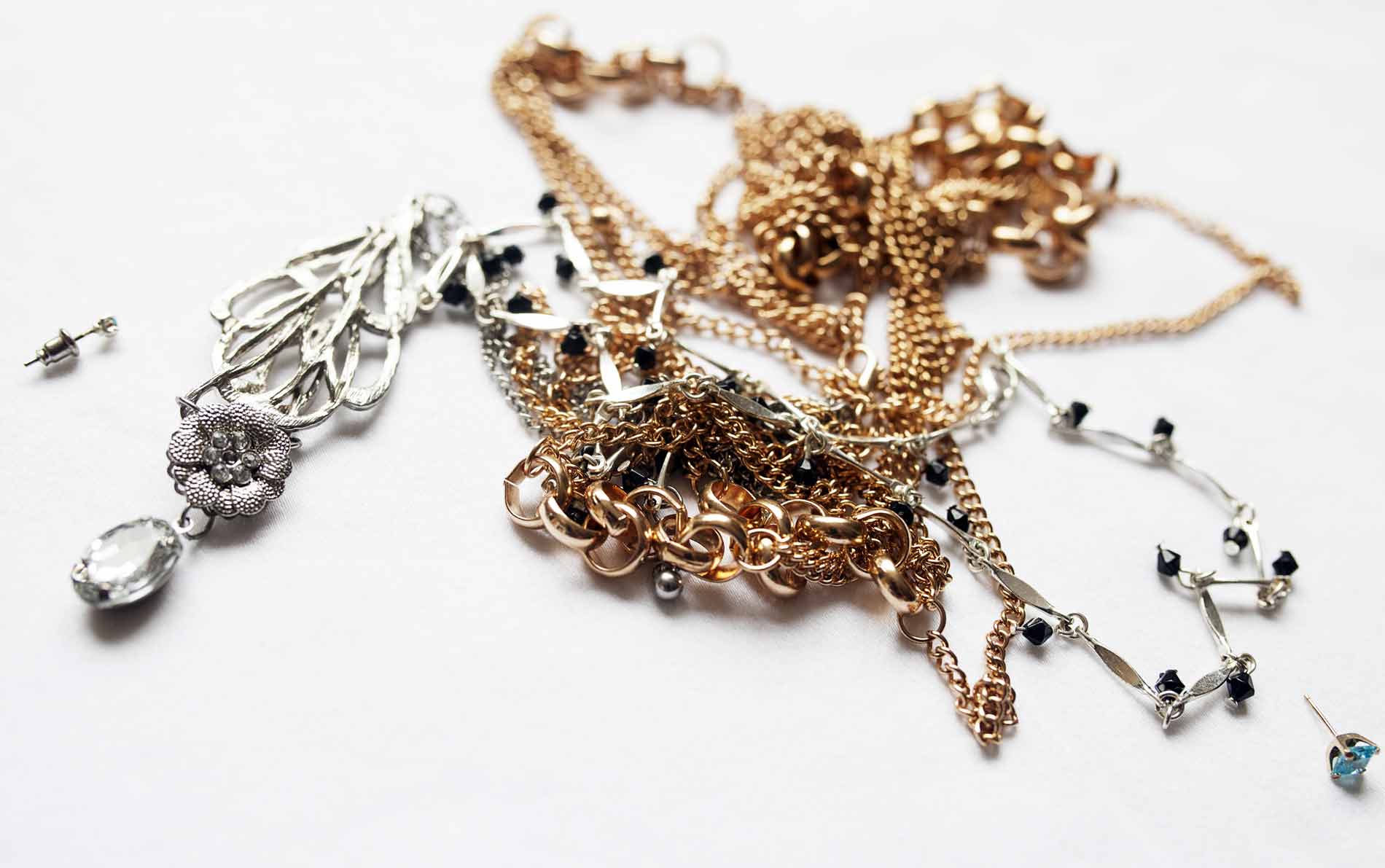 How to Untangle a Fine Jewelry Chain?